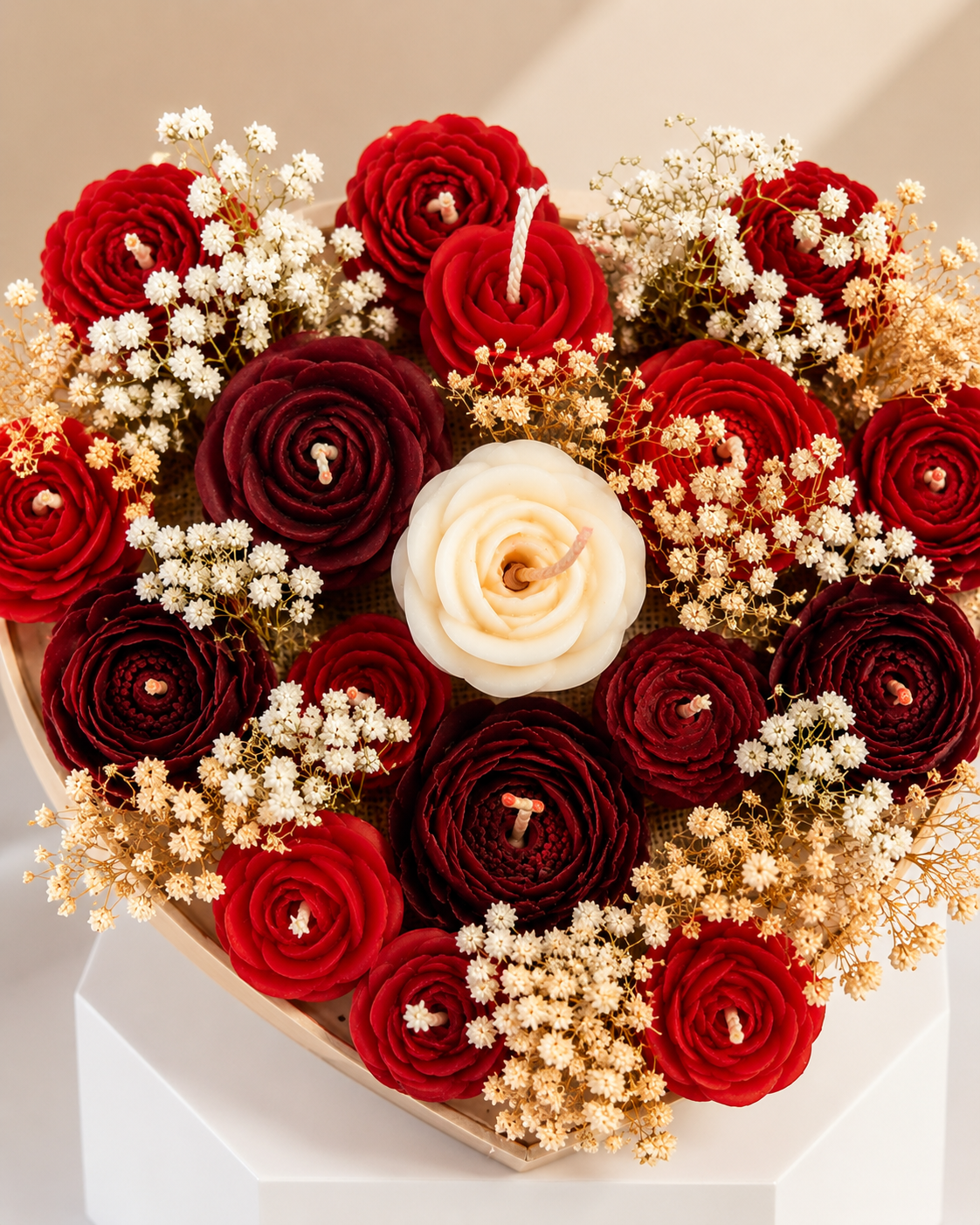 Bouquet artisanal de roses sculptées à la main, au style romantique, élégant et intemporel.