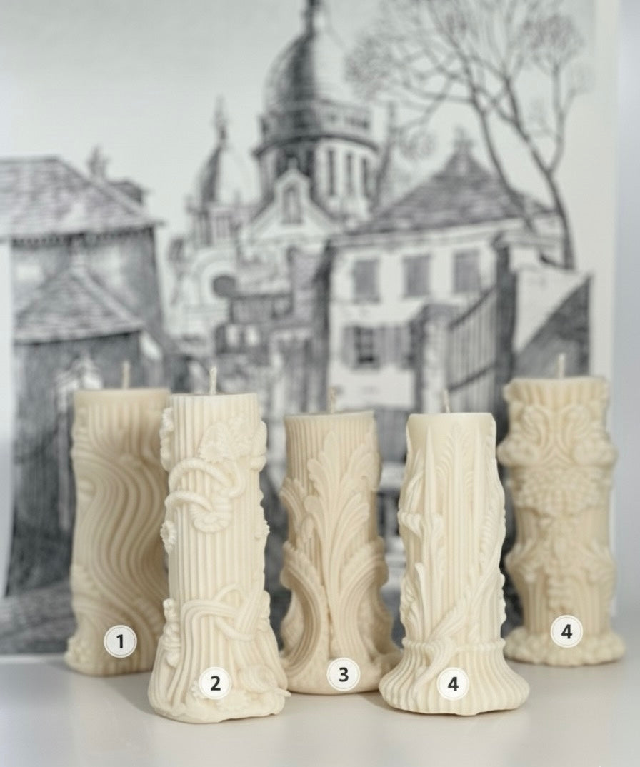 Héritage Baroque”Chaque bougie est une pièce d'art, moulée avec des détails architecturaux fins (feuilles d'acanthe, colonnes, motifs de grappes)

