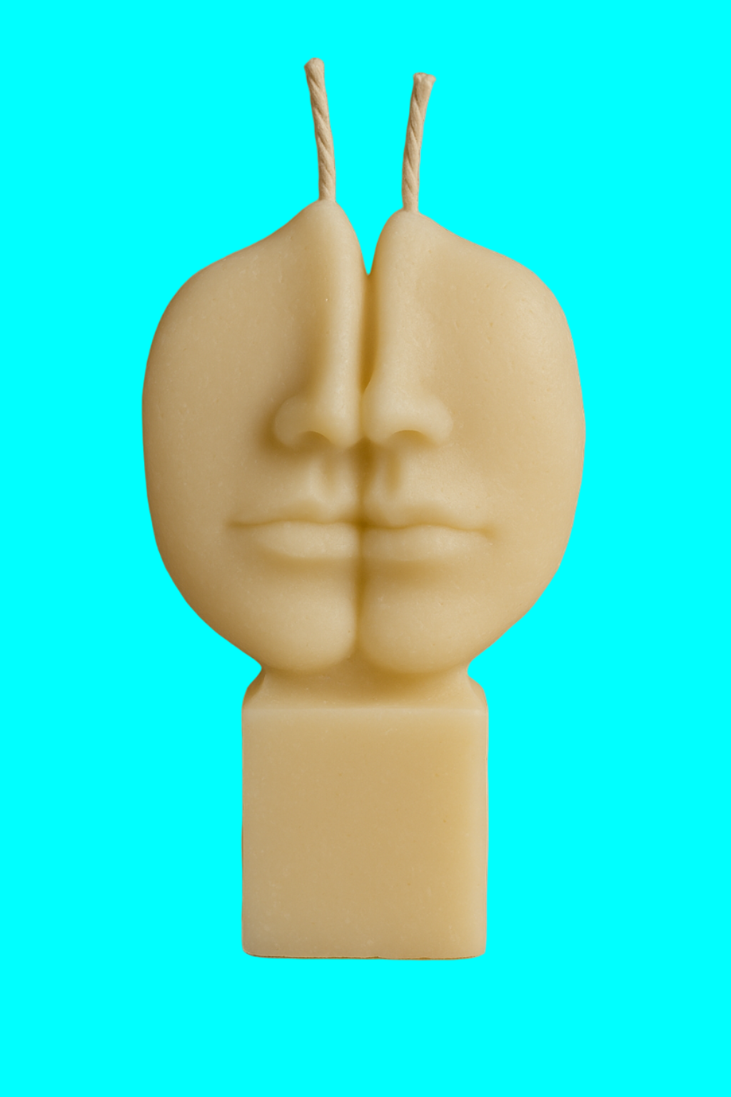 Bougie artisanale sculptée en forme de visage miroir, cire végétale beige sable, création unique Cléopâtre Lumière.